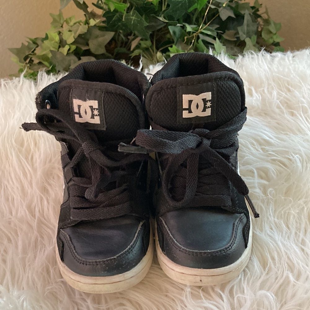 Boys DC Black Hightop Skate Shoes Size 11